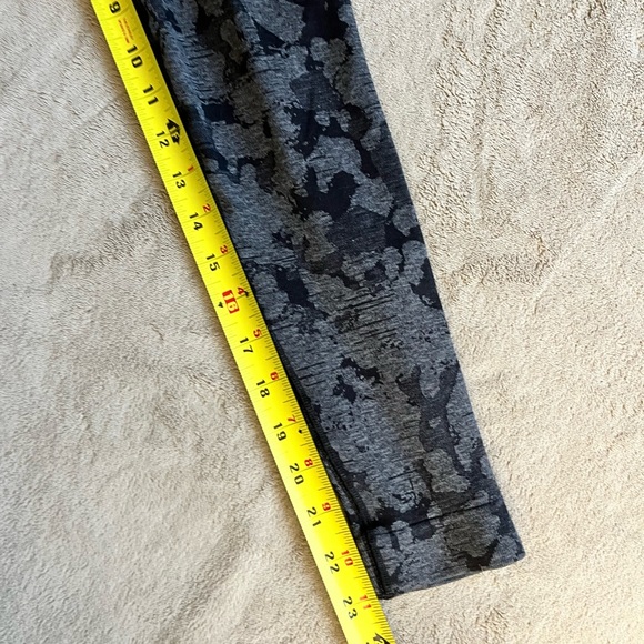 Gymshark Adapt Camo Scrunch Butt Leggings - Picture 10 of 11